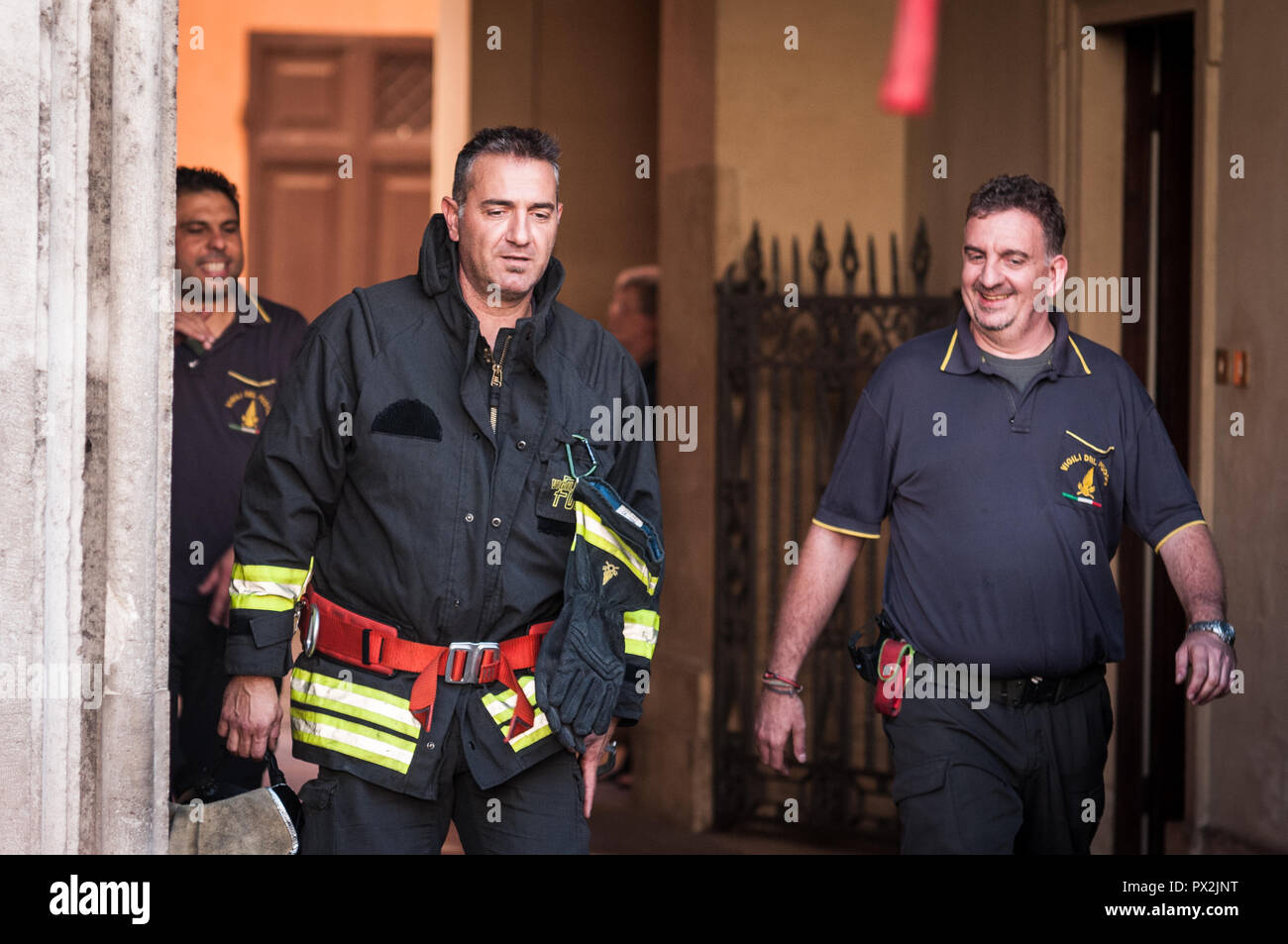Rome, Italy. 18th Oct, 2018. firefighters, leave the building the palace ferraioli in the center of Rome near Palazzo Chigi, seat of the Italian government. on October 18, 2018 in Rome, Italy Credit: Andrea Ronchini/Pacific Press/Alamy Live News Stock Photo