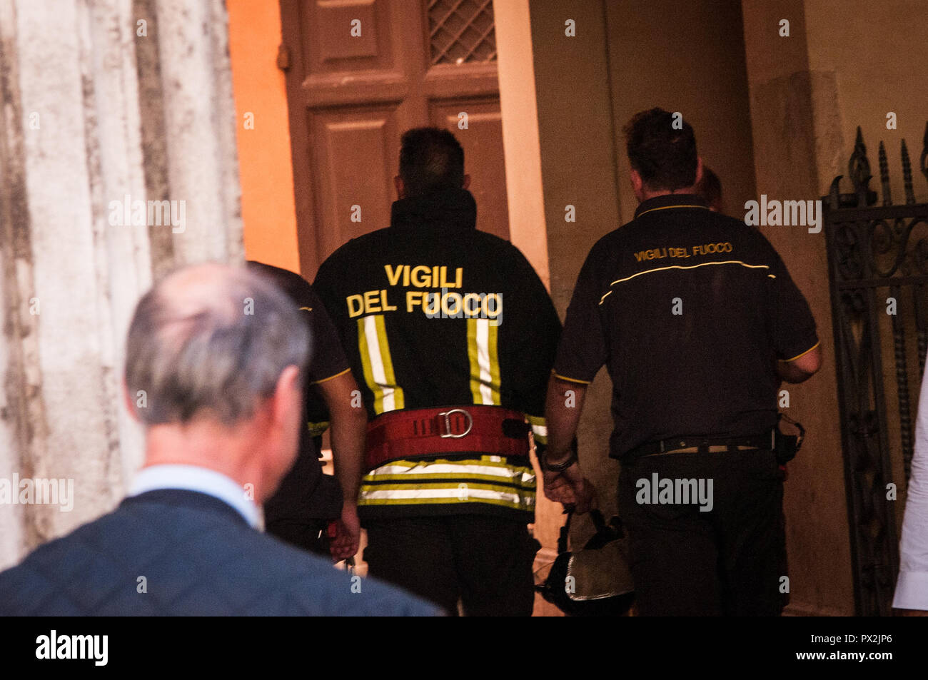 Rome, Italy. 18th Oct, 2018. Principle of fire inside the palace ferraioli in the center of Rome near Palazzo Chigi, seat of the Italian government. on October 18, 2018 in Rome, Italy Credit: Andrea Ronchini/Pacific Press/Alamy Live News Stock Photo