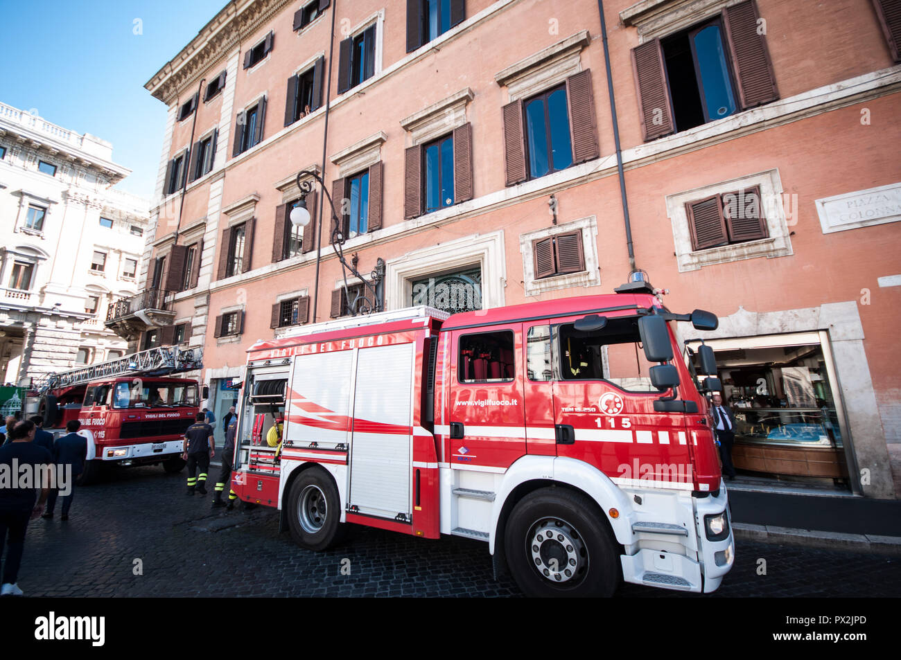 Rome, Italy. 18th Oct, 2018. fire brigade vehicles the palace ferraioli in the center of Rome near Palazzo Chigi, seat of the Italian government. on October 18, 2018 in Rome, Italy Credit: Andrea Ronchini/Pacific Press/Alamy Live News Stock Photo