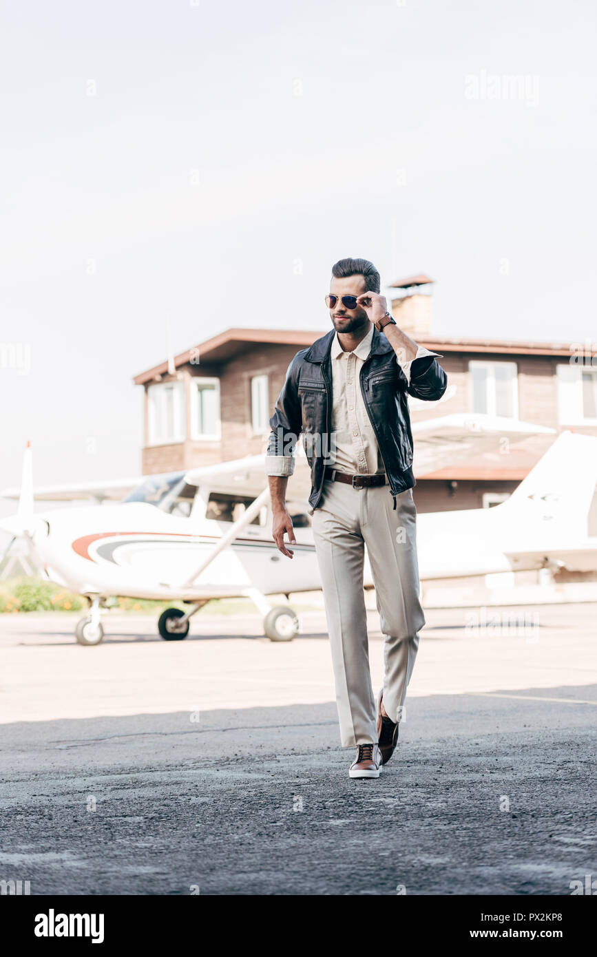 Man in leather jacket hi-res stock photography and images - Alamy
