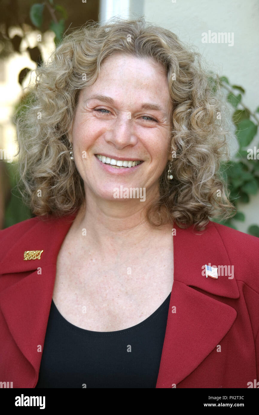 Carole King  05/22/04 'LIFT EV'RY VOTE' EVENT TO SUPPORT JOHN KERRY VICTORY 2004 @ Private Residence, Los Angeles Photo by Kazumi Nakamoto/HNW / PictureLux  May 22, 2004   File Reference # 33686 199HNWPLX Stock Photo