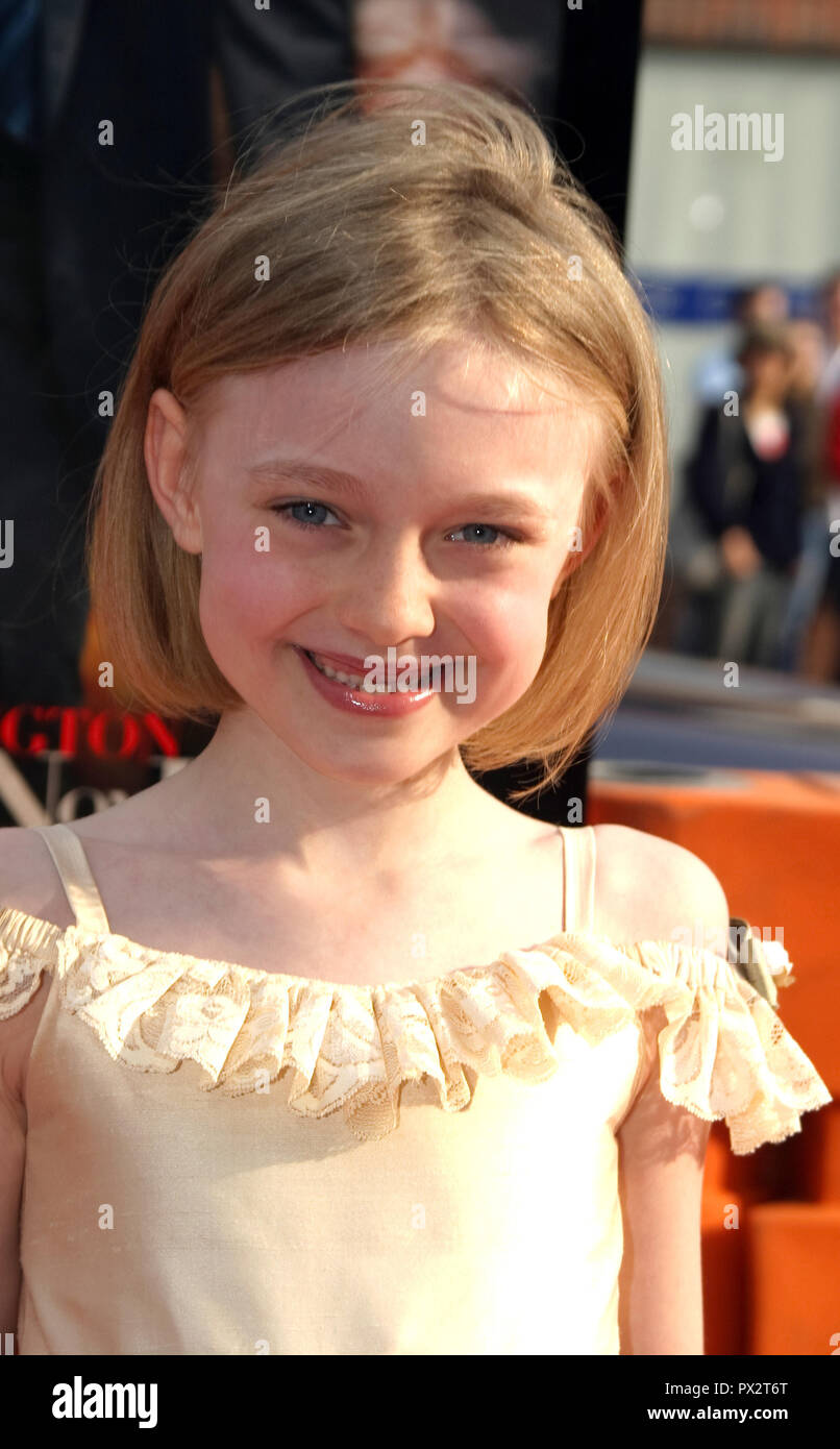 Man on fire dakota fanning hires stock photography and images Alamy