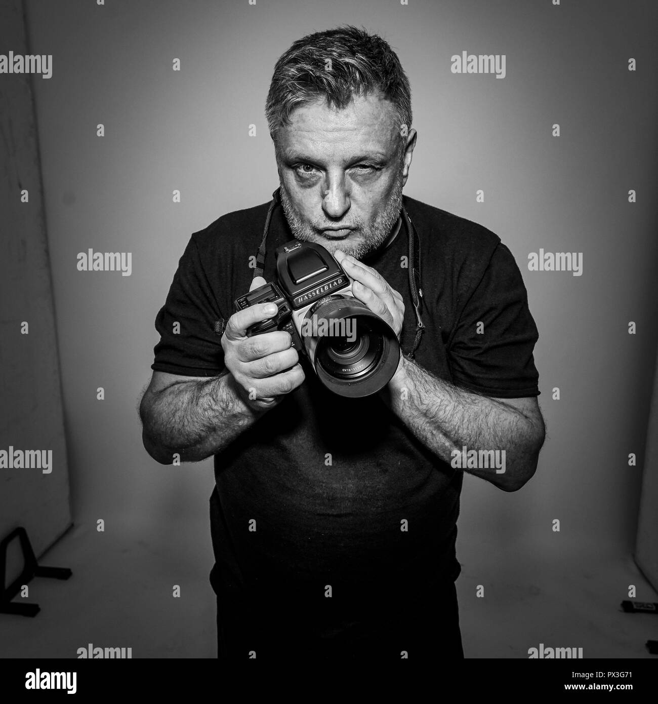 Berlin, Deutschland. 17th Oct, 2018. EXCLUSIVE: 17.10.2018, top photographer  John Rankin Waddell 'Rankin' was booked at the BOMBAY SAPPHIRE Canvas Bar  in Berlin. Exclusive portrait of photographer with his Hasselblad camera in