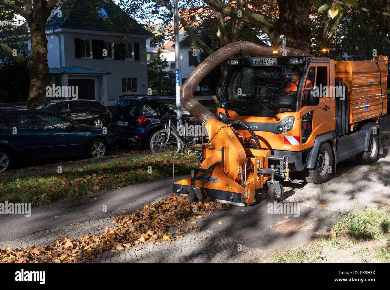 19 October 2018, Lower Saxony, Hanover: Employees of the aha Zweckverband Abfallwirtschaft Region Hannover remove the leaves on a pavement. Photo: Peter Steffen/dpa Stock Photo