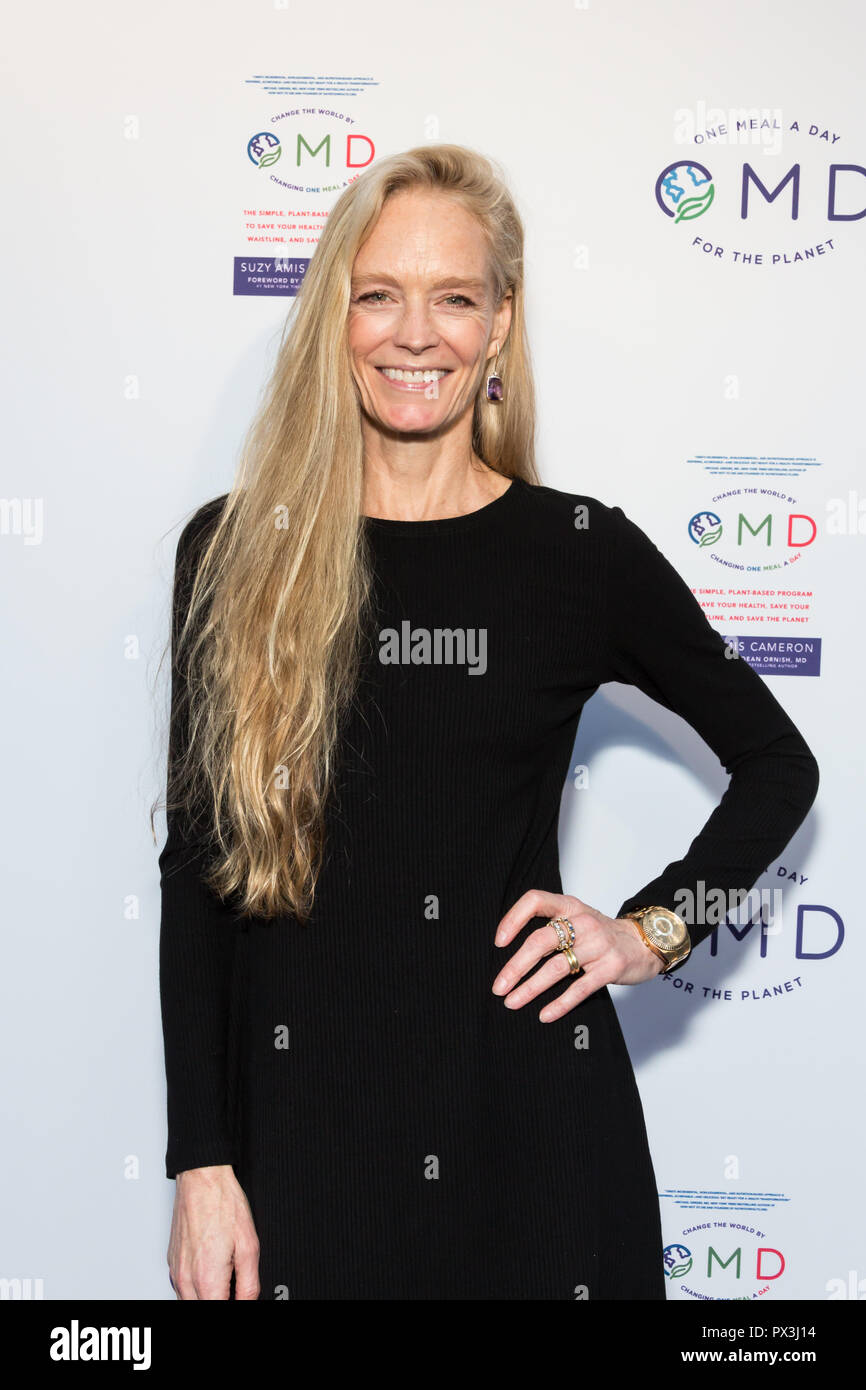 Los Angeles, USA. 18th October, 2018. Suzy Amis Cameron poses on red carpet before the launch of her book 'OMD: The Simple, Plant-Based Program to Save Your Health, Save Your Waistline, and Save the Planet' hosted by James Cameron in Crossroads restaurant. Credit: Vladimir Yazev/Alamy Live News. Stock Photo