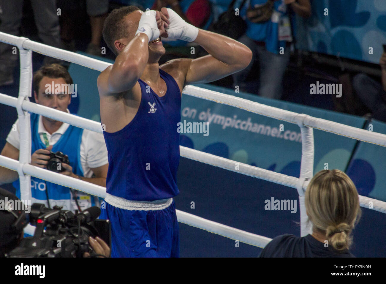 Buenos Aires, Buenos Aires, Argentina. 18th Oct, 2018. The British boxer Itauma Karol won the gold medal of the Men's Lightweight Weights (81 kg), in the Youth Olympic Games, Buenos Aires 2018, after three rounds. The Russian boxer Kolesnikov Ruslan, was winner of the Silver Medal. Credit: Roberto Almeida Aveledo/ZUMA Wire/Alamy Live News Stock Photo