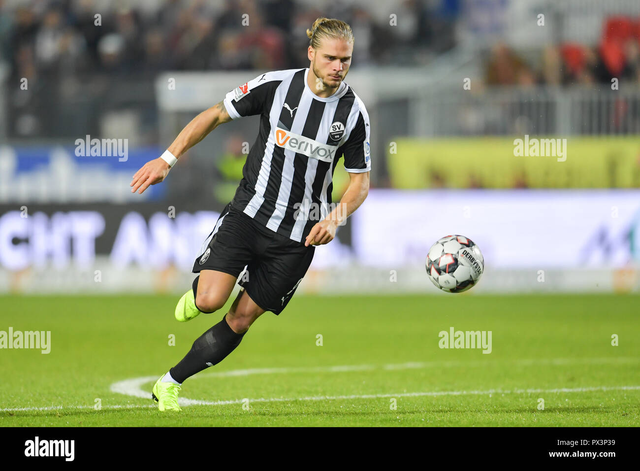 Sandhausen, Germany. 19th Oct, 2018. 19 October 2018, Germany, Sandhausen: Soccer: 2nd Bundesliga, SV Sandhausen - FC Ingolstadt 04, 10th matchday, in Hardtwaldstadion. Sandhausen's Rurik Gislason plays the ball. Credit: Uwe Anspach/dpa - IMPORTANT NOTICE: DFL an d DFB regulations prohibit any use of photographs as image sequences and/or quasi-video./dpa/Alamy Live News Stock Photo