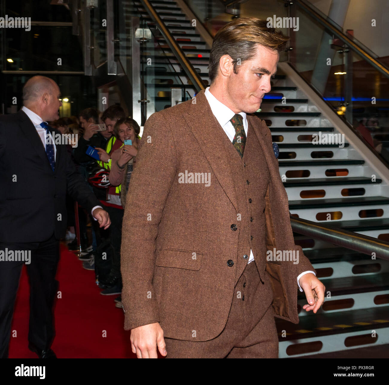 Vue Omni, Leith Walk, Edinburgh, Scotland, United Kingdom, 19th October 2018. Stars attend the Scottish premiere of Netflix Outlaw King. The red carpet is laid out the for the cast and team producing Netflix’s latest blockbuster film. The film stars Chris Pine as Robert the Bruce. Chris Pine arrives Stock Photo
