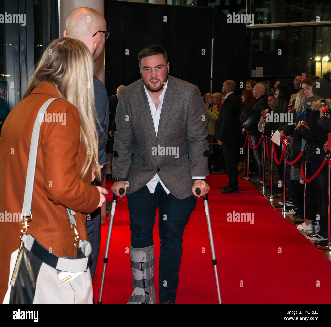 Vue Omni, Leith Walk, Edinburgh, Scotland, United Kingdom, 19th October 2018. Stars attend the Scottish premiere of Netflix Outlaw King. The red carpet is out for the Netflix blockbuster film. Zander Fagerson, Glasgow Warriors and Scottish Rugby Player arrives with a leg injury and his leg in a cast Stock Photo