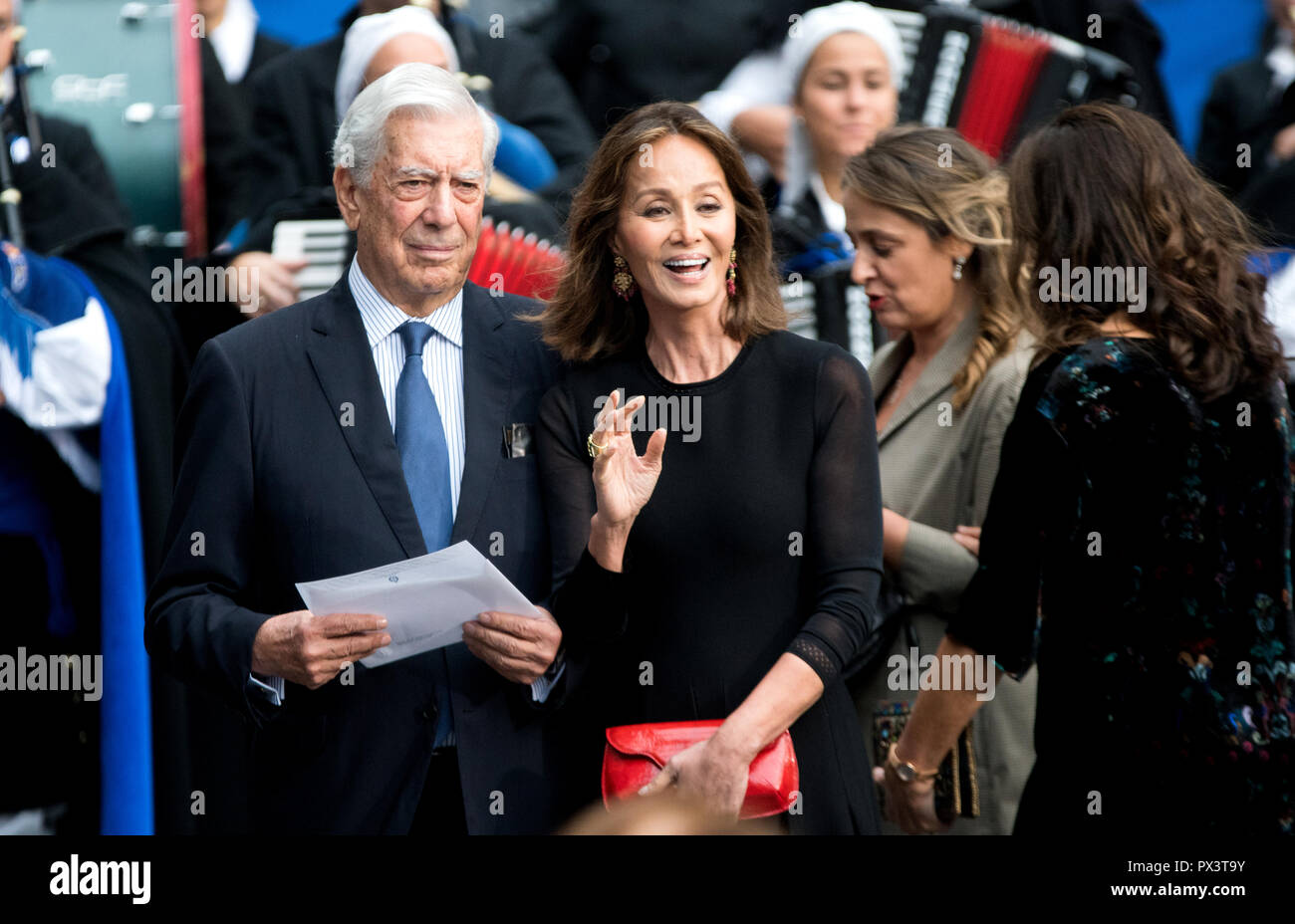 Oviedo, Spain. 19th October, 2018. Peruvian writer Mario Vargas LLosa and Filipina socialite Isabel Preysler, arrive to the ceremony of Princess of Asturias Awards at Campoamor Theatre on October 19, 2018 in Oviedo, Spain. ©David Gato/Alamy Live News Stock Photo