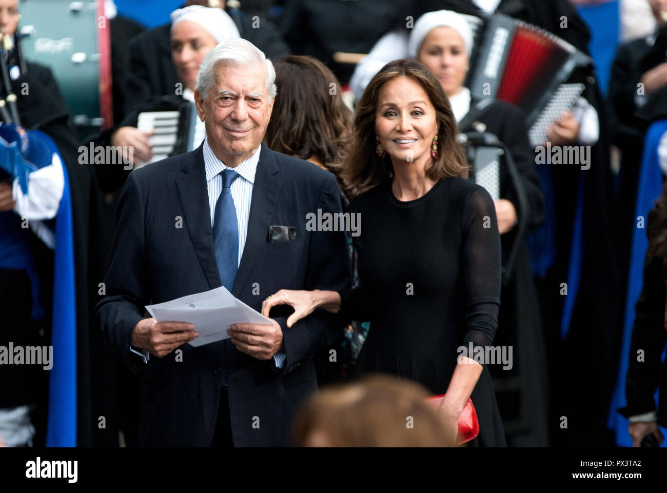 Oviedo, Spain. 19th October, 2018. Peruvian writer Mario Vargas LLosa and Filipina socialite Isabel Preysler, arrive to the ceremony of Princess of Asturias Awards at Campoamor Theatre on October 19, 2018 in Oviedo, Spain. ©David Gato/Alamy Live News Stock Photo