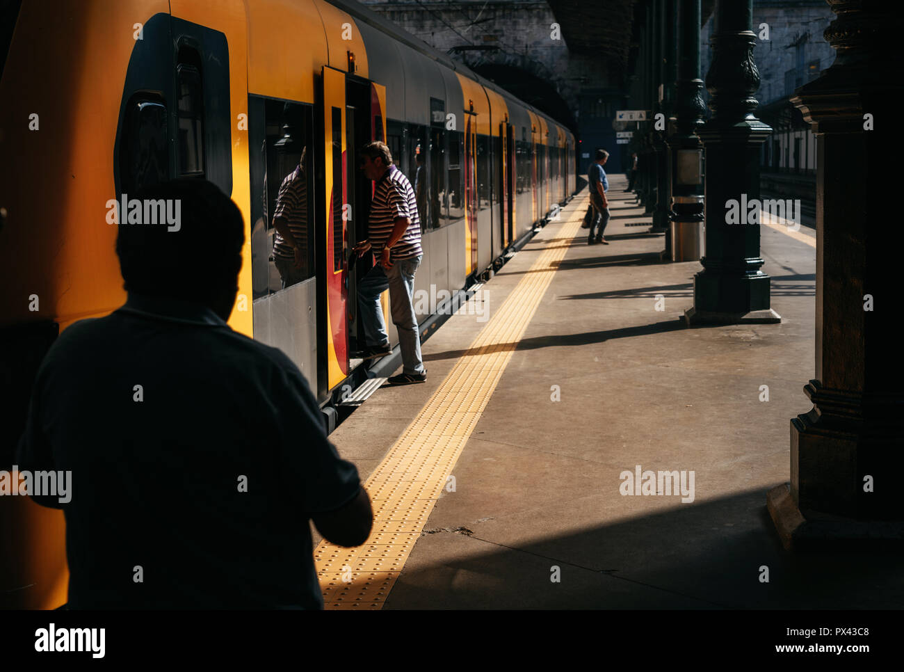 Unidentified Passengers Standing on the Doors of Running Local Train during  Rush Hours Editorial Photography - Image of station, india: 168031082