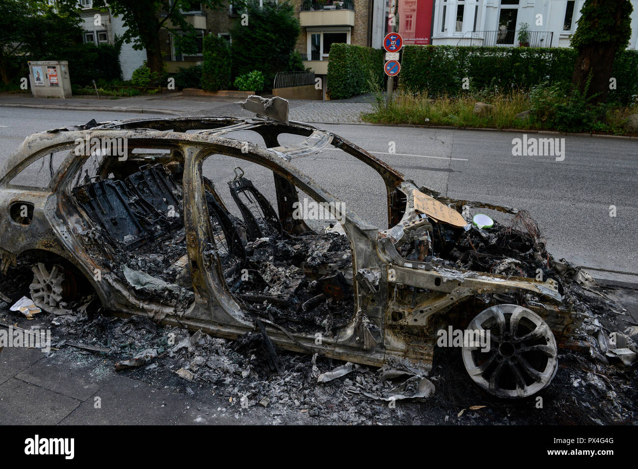 GERMANY, Hamburg, G-20 summit, riots, radicals have burned cars on the streets  / DEUTSCHLAND, Hamburg, G20 Gipfel in Hamburg, Randale, abgebrannte Autos Stock Photo