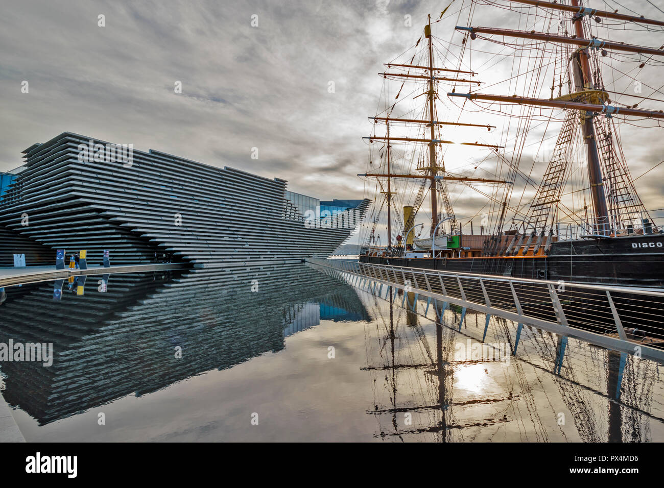 V & A MUSEUM OF DESIGN DUNDEE SCOTLAND EARLY MORNING REFLECTIONS THE BUILDING AND THE SHIP DISCOVERY Stock Photo