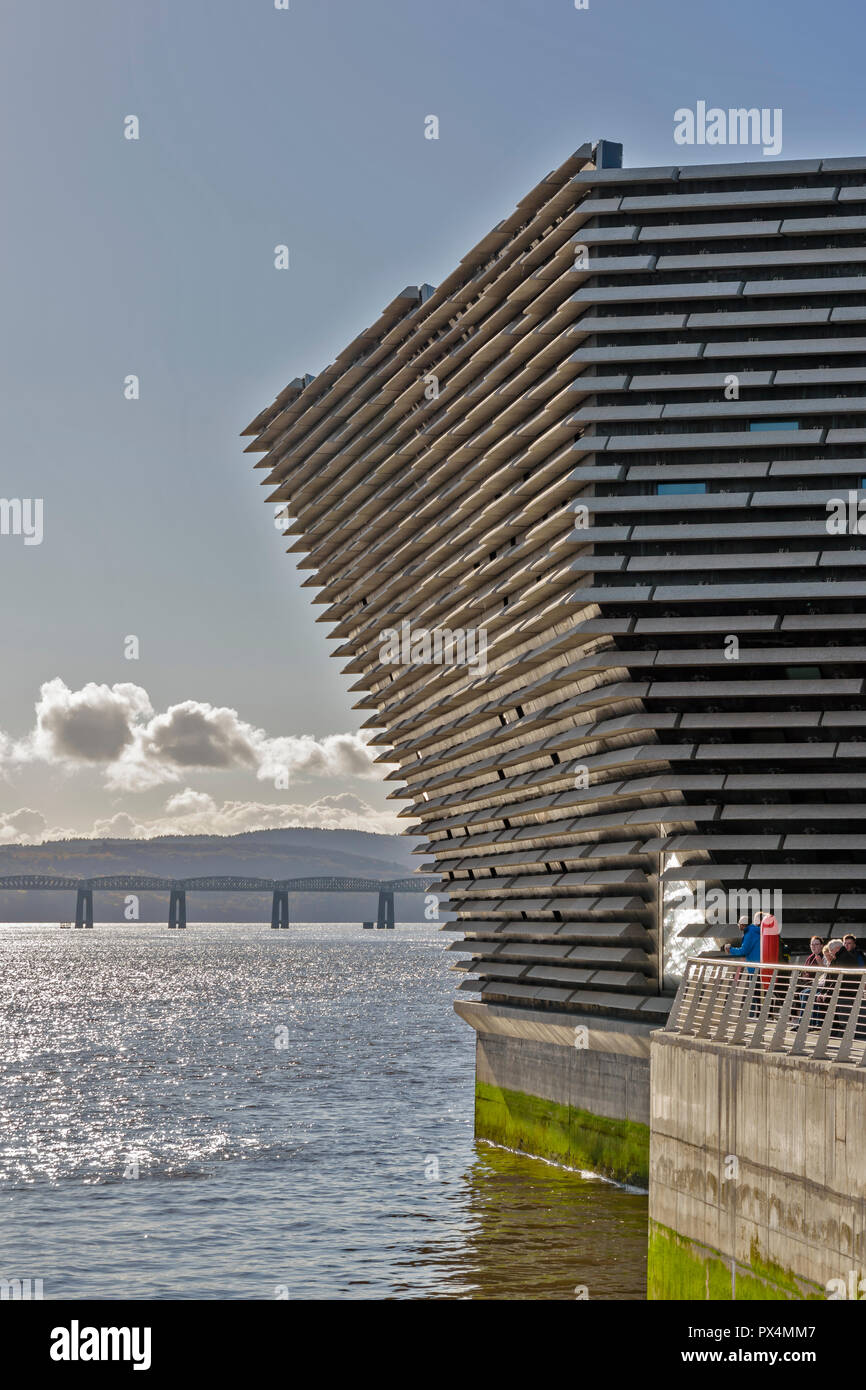 V & A MUSEUM OF DESIGN DUNDEE SCOTLAND THE PROW OF THE BUILDING OVERLOOKING THE TAY ESTUARY AND RAILWAY BRIDGE Stock Photo