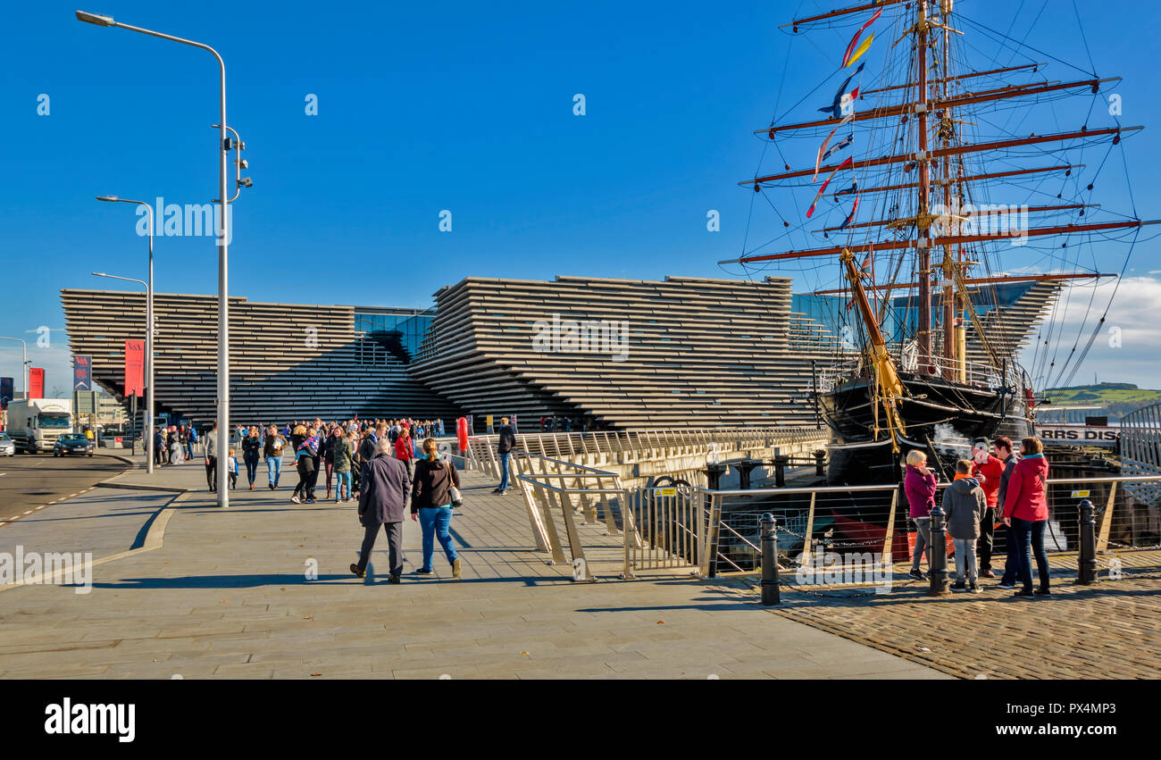 V & A MUSEUM OF DESIGN DUNDEE SCOTLAND TOURISTS OUTSIDE THE BUILDING AND RSS DISCOVERY IN DOCK Stock Photo