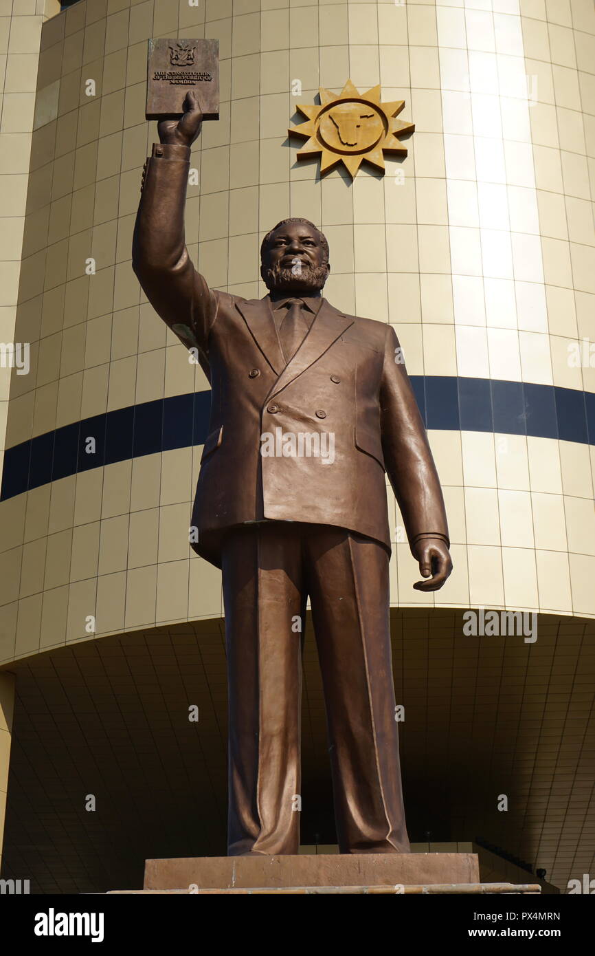 Denkmal des Sam Nujoma, vor dem Unabhängigkeits-Gedenkmuseum, Windhoek, Namibia, Afrika Stock Photo