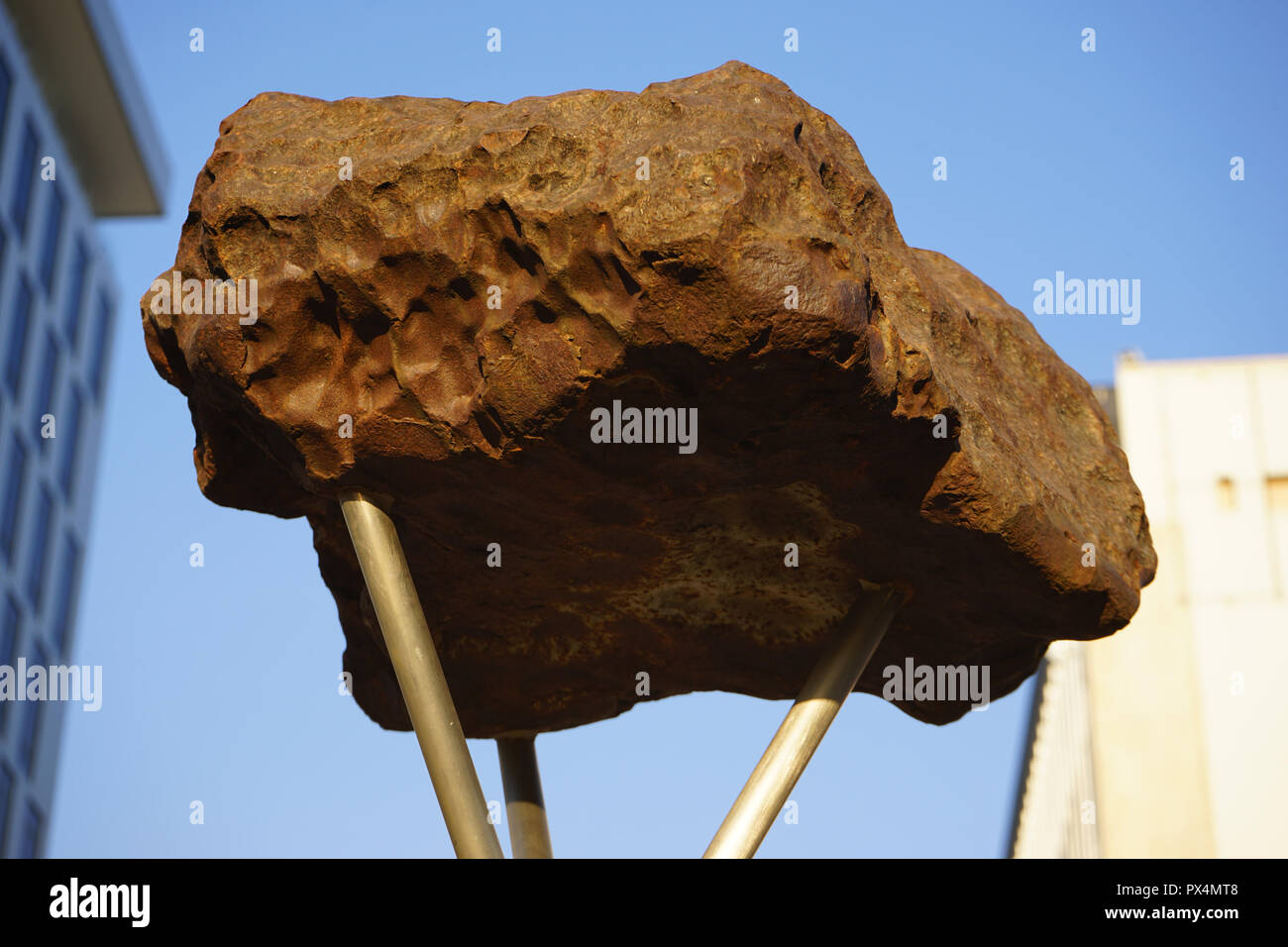 Gibeon, Bruchstück des Gibeon-Meteorit, Post Street Mall, Windhoek, Namibia, Afrika Stock Photo