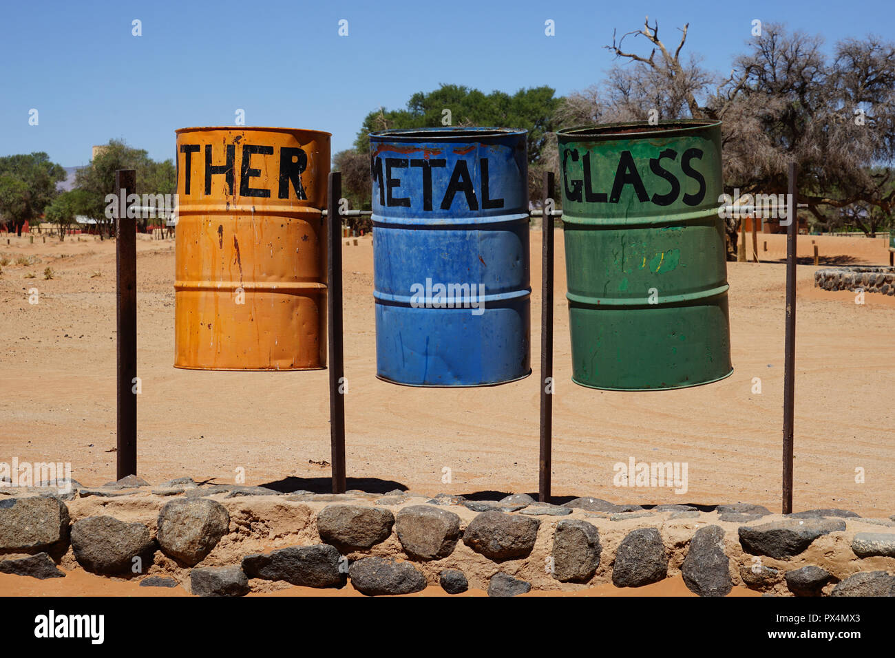 Metallbehälter für Abfall, Sesriem Camping, Sesriem, Namib Naukluft Nationalpark, Republik Namibia, Afrika Stock Photo