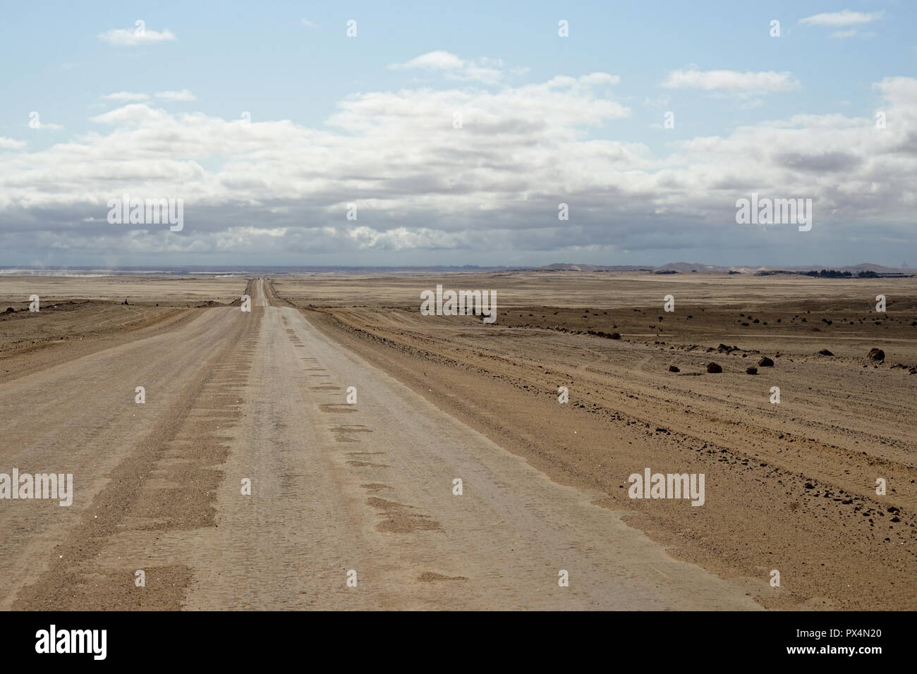 Straße M36 durch die Namib Wüste nach Walvis Bay, Blick bis zum Atlantik, Namib Naukluft National Park, Namibia, Afrika Stock Photo