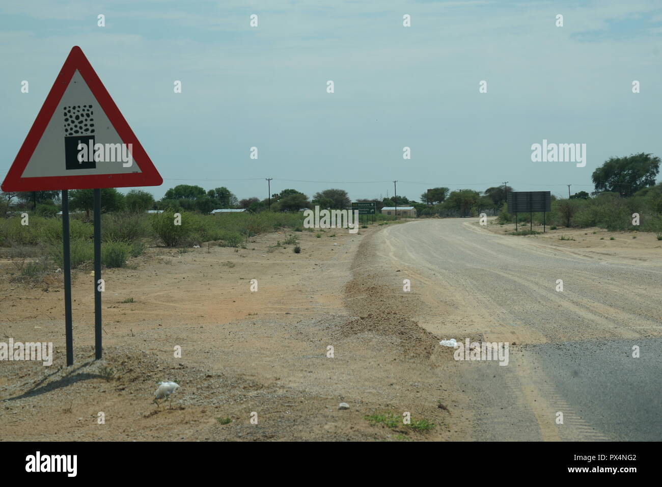 Verkehrsschild, 'Geavel Toad begins ahead', Wechsel von Teerstrasse zu Piste, Okakarara, Strasse C42, Republik Namibia, Afrika Stock Photo