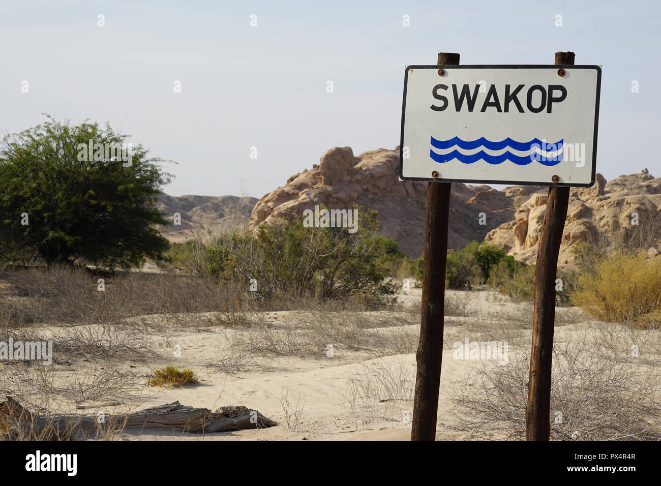 Schild, Swakop, ausgetrocknetes Flußbett,  Namib Naukluft Park, Namibische Wueste, Namibia Stock Photo