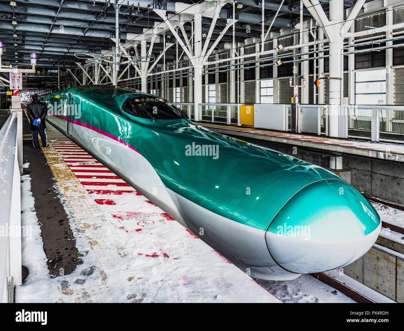 Hokkaido Hayabusa Shinkansen Bullet Train Japan - the Hokkaido Shinkansen arrives in Hokkaido in winter at Shin-Hakodate-Hokuto JR station Stock Photo