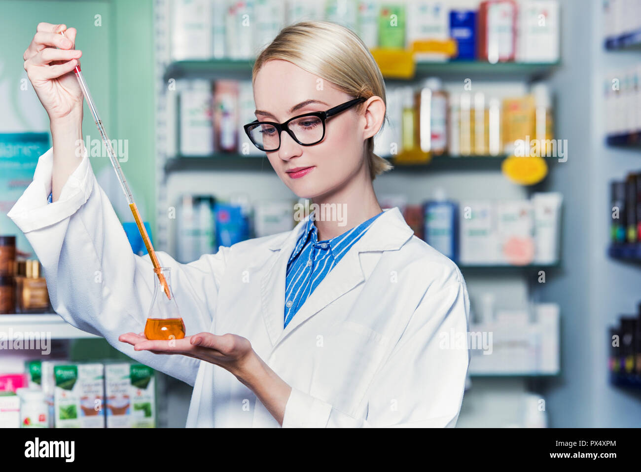 Doctor woman lab test tube hi-res stock photography and images - Alamy