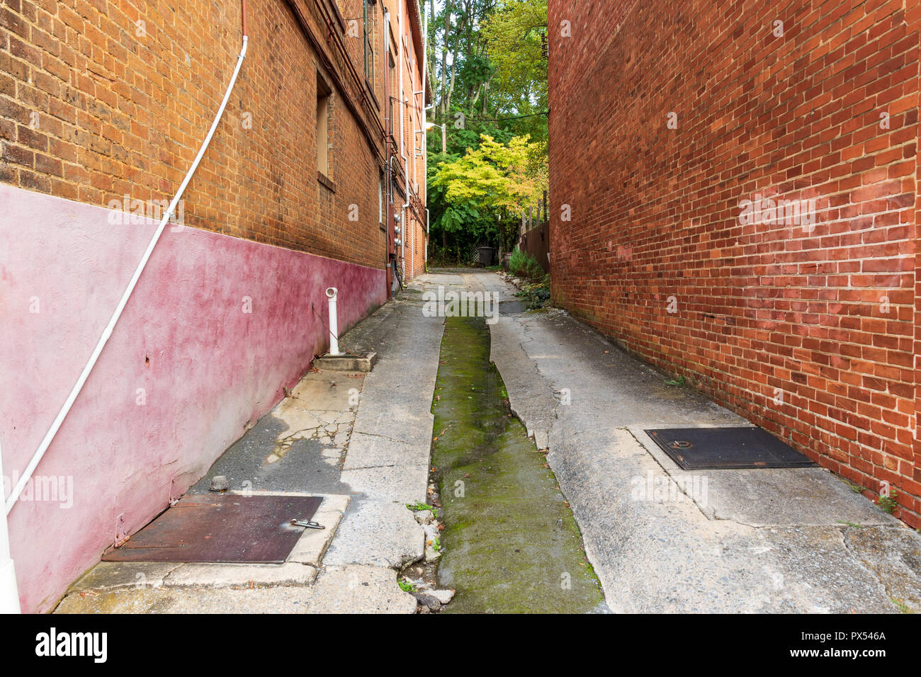 JONESBOROUGH, TN, USA-9/29/18: An empty alley in downtown. Stock Photo