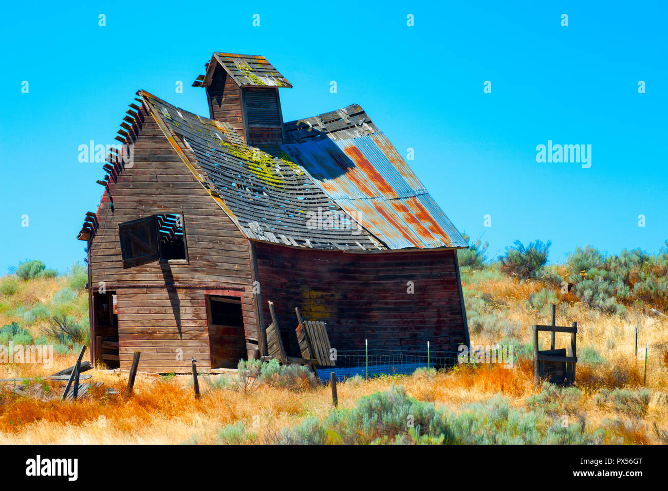 Sagging barn roof hi-res stock photography and images - Alamy