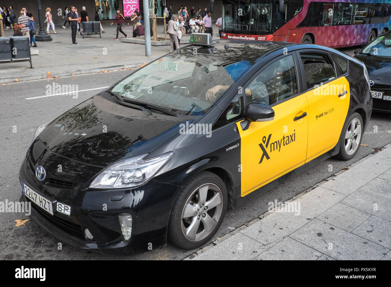 Taxi,cab,taxicab,taxis,waiting,for,a,fare,Barcelona,bus,tours,bus,at,Placa  de Catalunya,Placa Catalunya,Barcelona,Catalonia,Catalan,Spain,Spanish  Stock Photo - Alamy