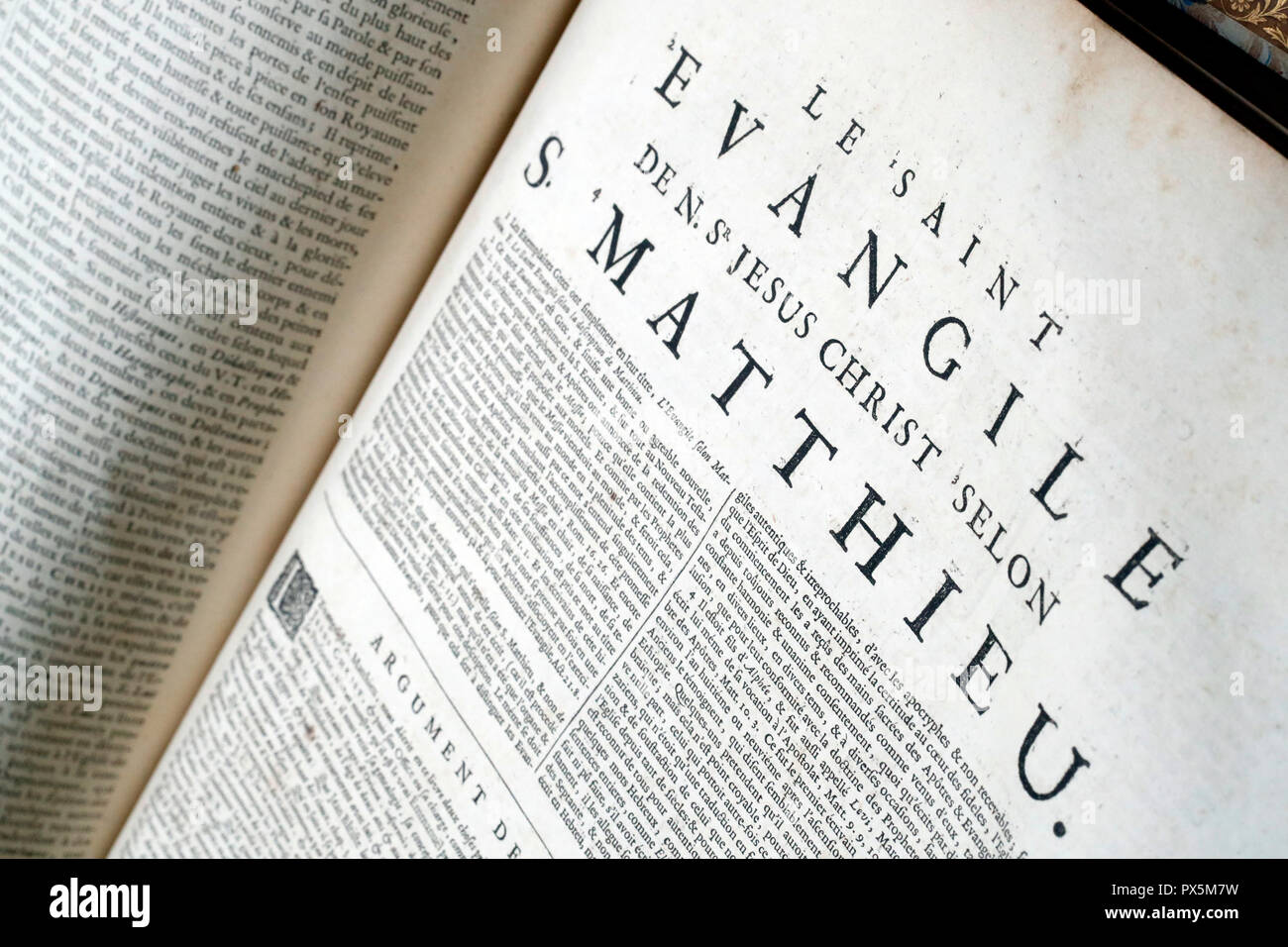 Old bible in French, 1669. New Testament. Gospel. Matthew Stock Photo