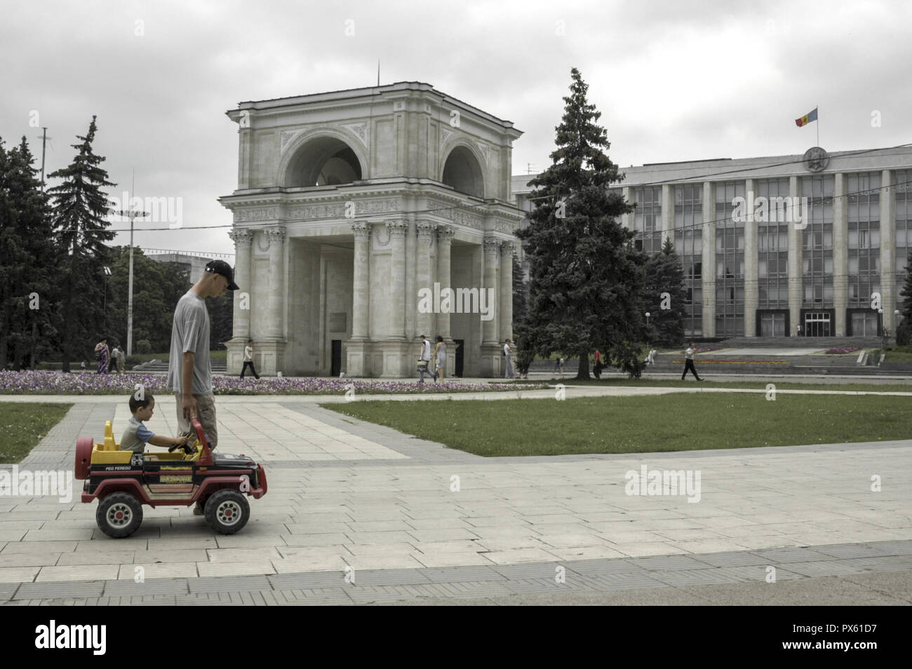Chisinau, Piata Marii Adunari Nationale, triumph arch, Moldova Stock Photo Alamy