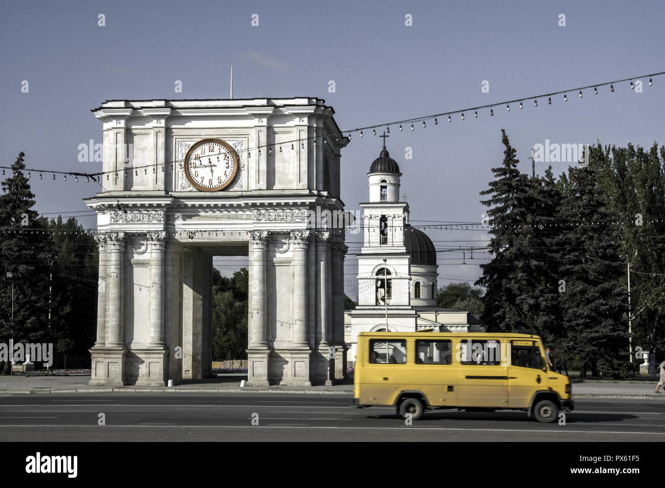 Chisinau, Piata Marii Adunari Nationale, triumph arch, orthodox church, Moldova Stock Photo Alamy
