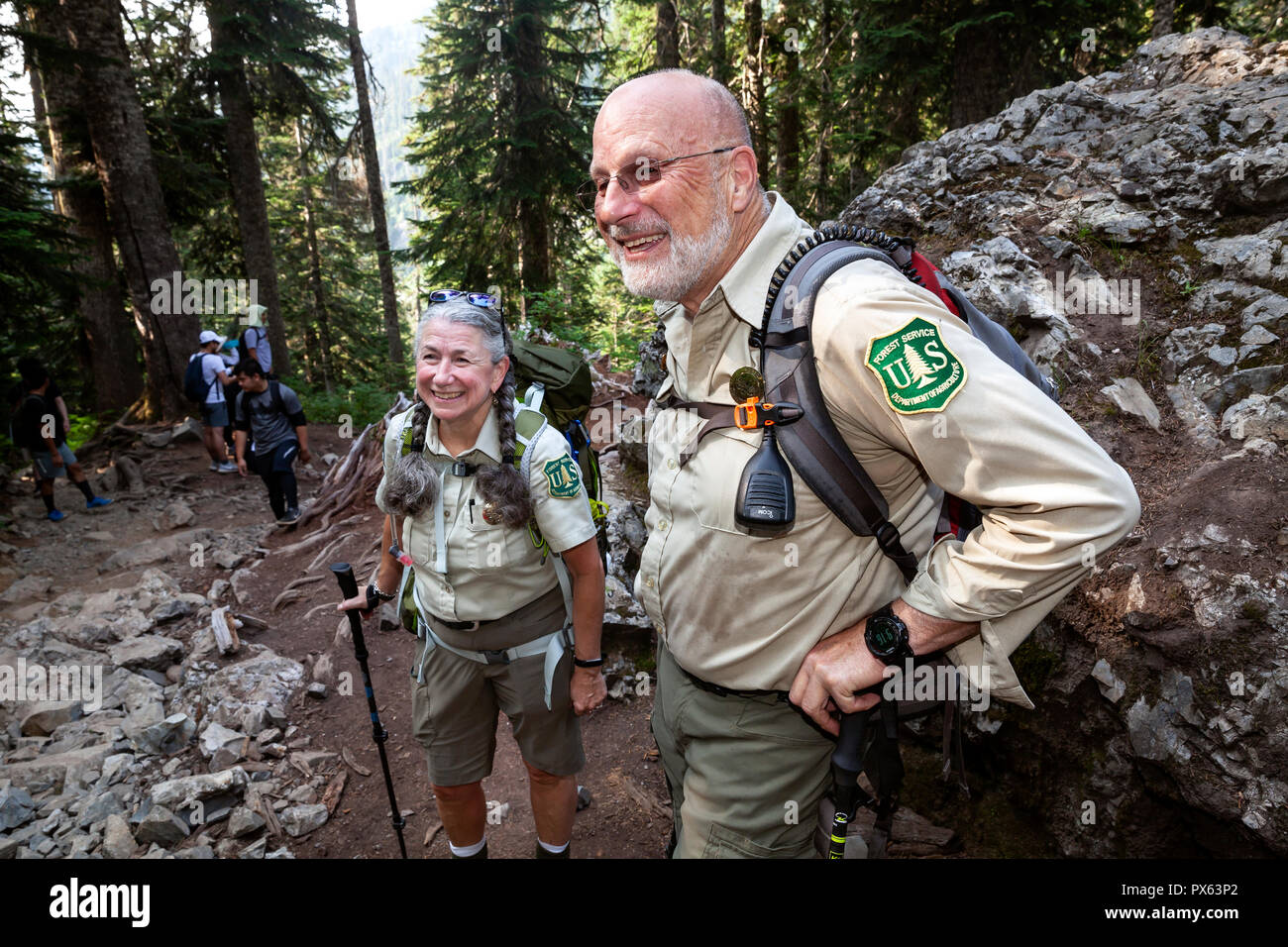 WA14851-00...WASHINGTON - Forest Service Volunteers Jane-Ellen Ellen Seymour and John Spring on the Snow Lakes Trail in the Mount Baker-Snoqualmie Nat Stock Photo