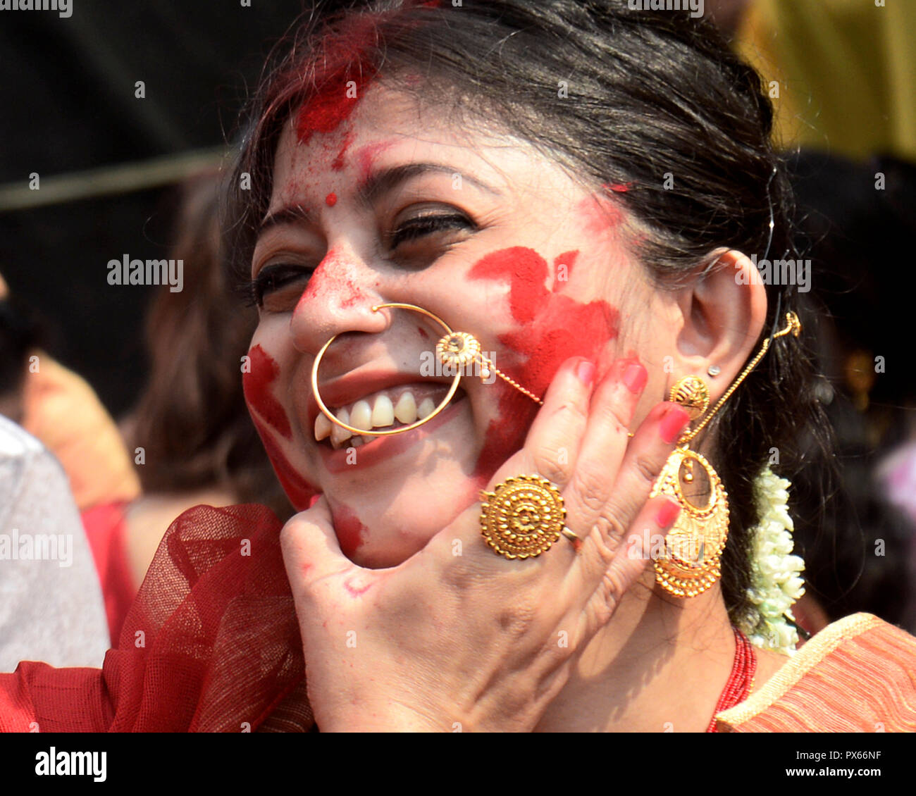 Kolkata, India. 19th Oct, 2018. Married women participate in traditional sindoor khela or applying vermilion at Bagbazar Sarbojanin a community Durga Puja during Vijaya Dashami the last day of Durga Puja festival. Credit: Saikat Paul/Pacific Press/Alamy Live News Stock Photo