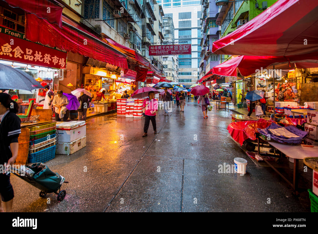 Nelson Street produce market, Mongkok, Kowloon, Hong Kong, China. Stock Photo
