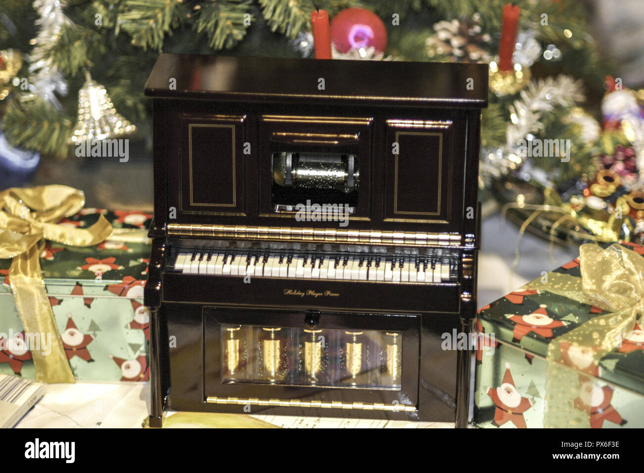 Time to throw away christmas tree hires stock photography and images