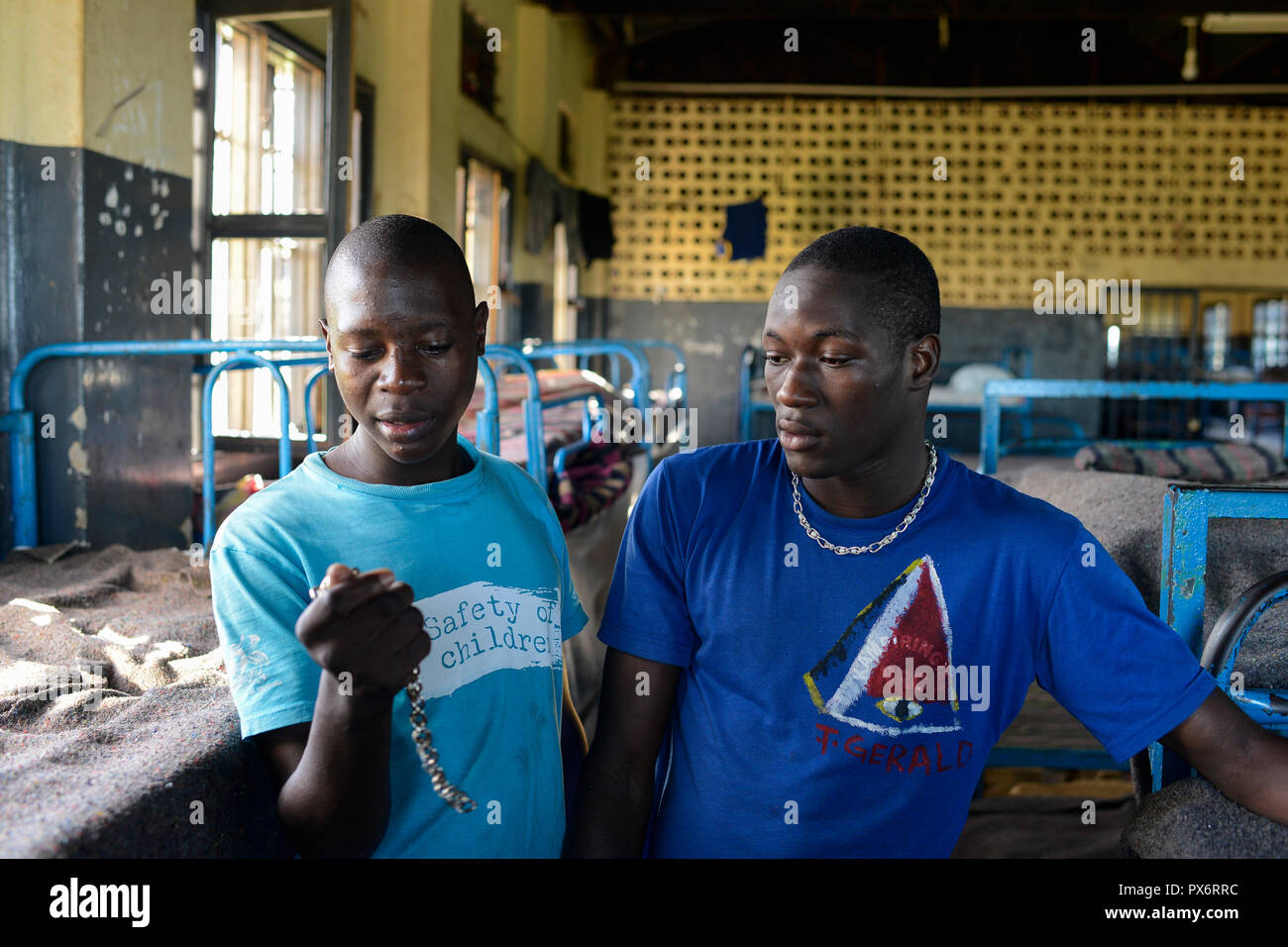 UGANDA, Kampala, Kampiringisa, national rehabilitation center, a juvenile-detention facility for children and young people, sleeping rroms / Jugendhaftanstalt und Rehabilitationszentrum Kampiringisa, Schlafsaal Stock Photo