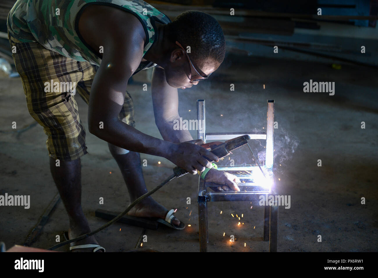 UGANDA, Kampala, Kampiringisa, national rehabilitation center, a juvenile-detention facility for children and young people, vocational training in metal workshop / Jugendhaftanstalt und Rehabilitationszentrum Kampiringisa, Berufsausbildung in Metall Werkstatt Stock Photo