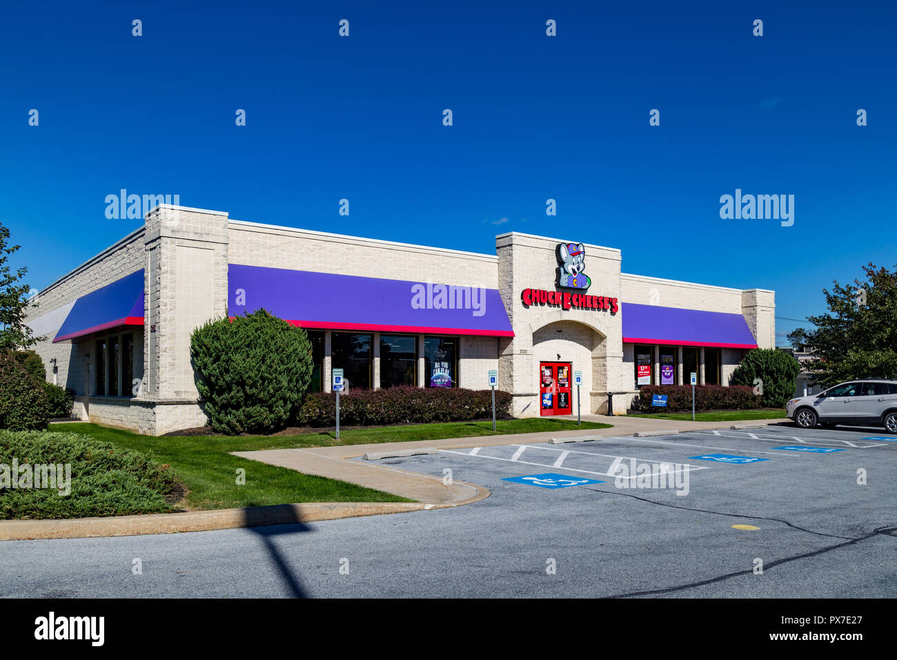Lancaster, PA, USA - October 18, 2018:  Chuck E. Cheese's is a chain of American family entertainment centers and restaurants with over 600 locations. Stock Photo