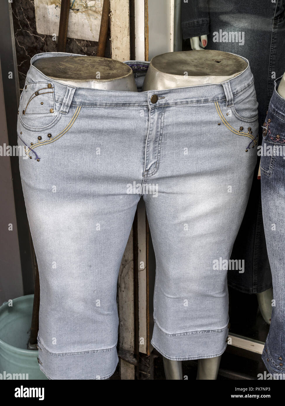 Offer Schrikken Rond en rond Xxl jeans hi-res stock photography and images - Alamy