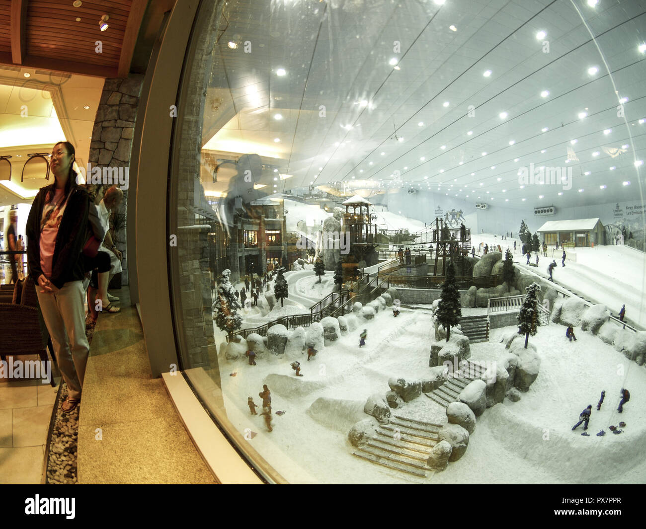 Dubai, Emirates Mall, Ski Dubai, indoor skiing in the desert, United Arab  Emirates Stock Photo - Alamy