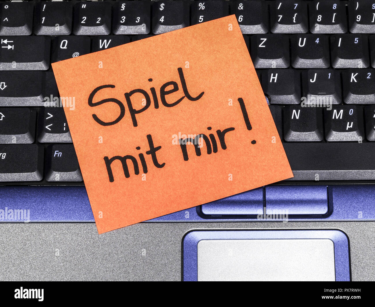 Memo note on notebook, Spiel mit mir play with me Stock Photo