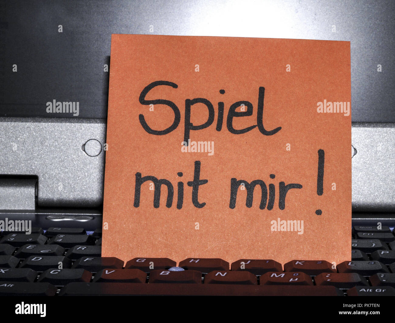 Memo note on notebook, Spiel mit mir play with me Stock Photo
