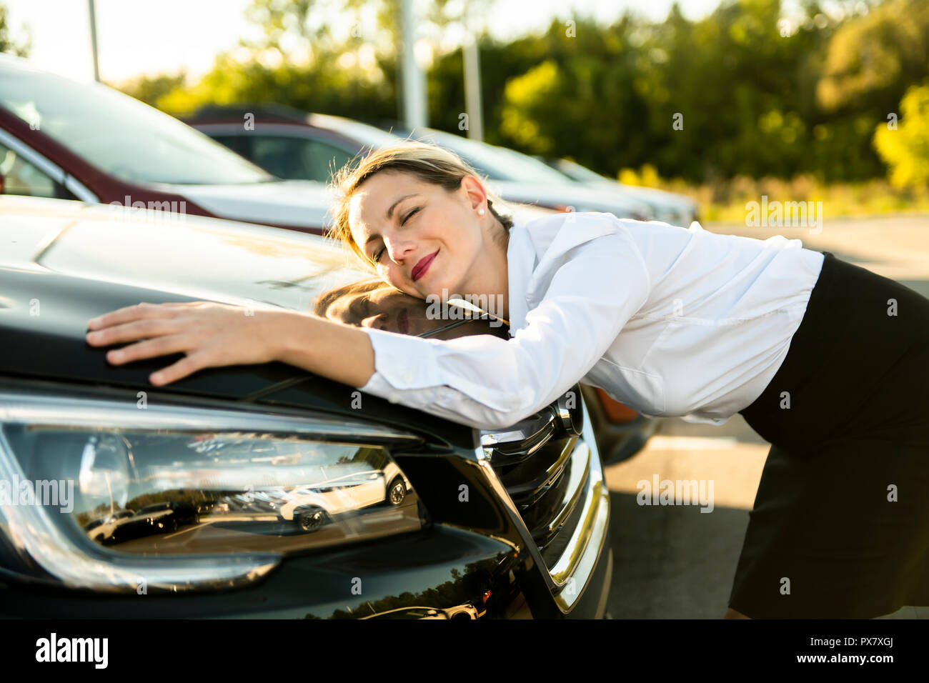 девушка водит машину. поставь молодую машину. человек обнимает машину. женщина осматривает автомобиль. Frauen und autos 2004 актеры.
