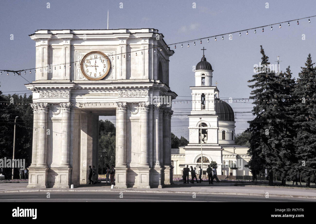 Chisinau, Piata Marii Adunari Nationale, triumph arch, orthodox church