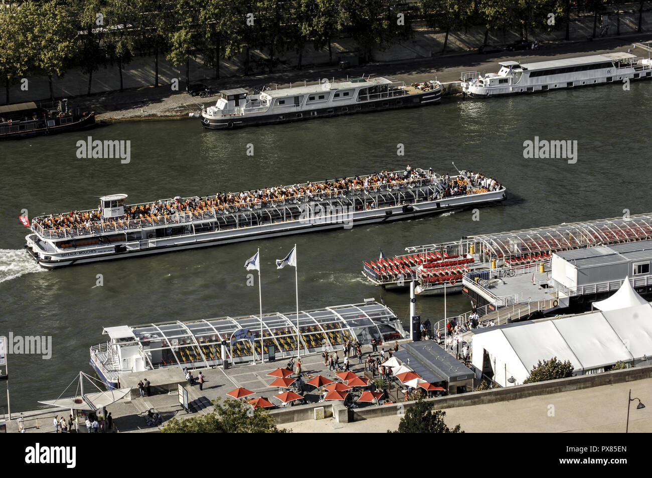 Paris tourist boats hi-res stock photography and images - Alamy
