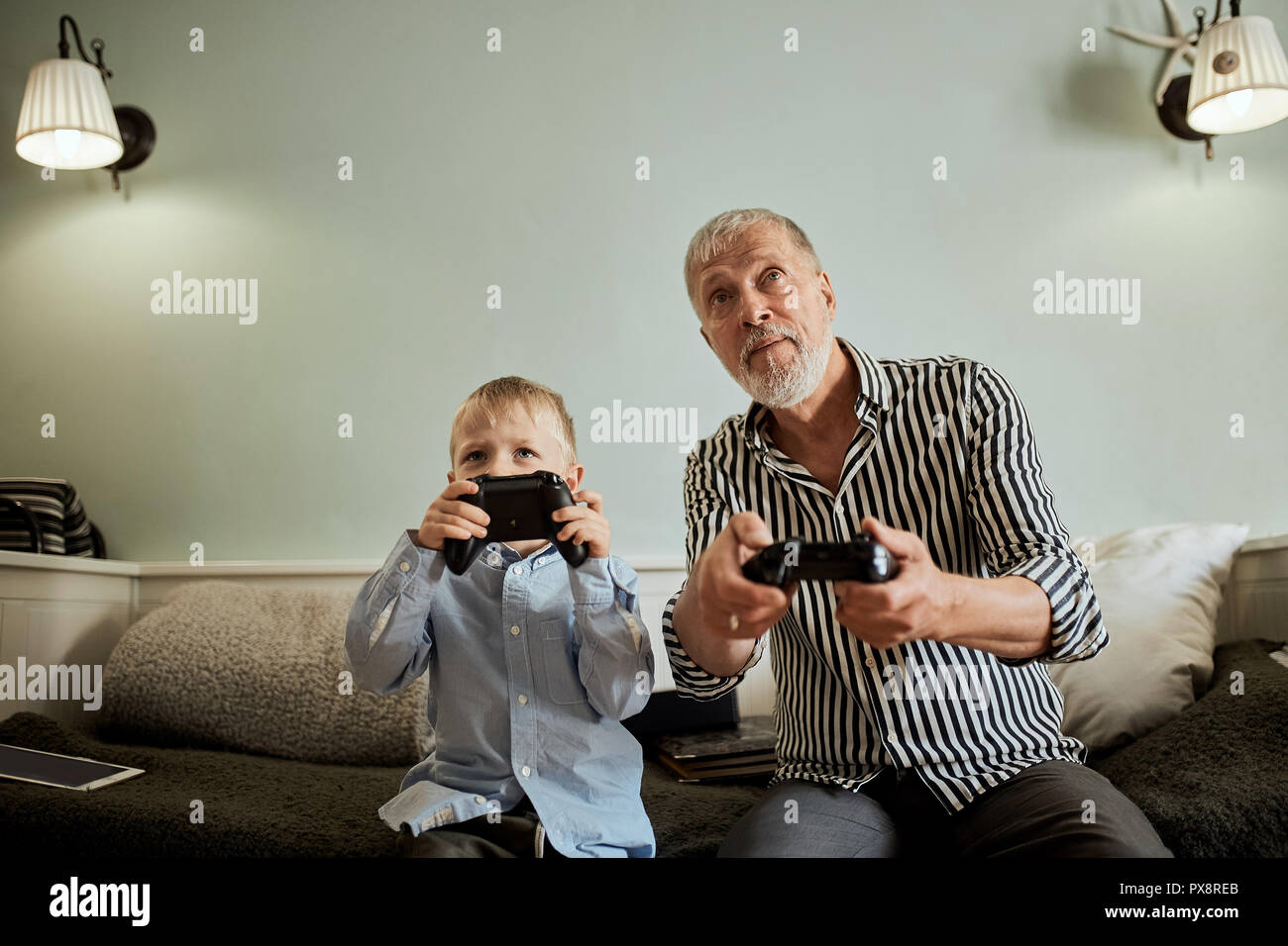 Дед с внуком играют в шашки. Дед и внук играют в приставку. Дед играет в приставку. Дед играет с внуком в Видеоигры. Дедушка играет в приставку.