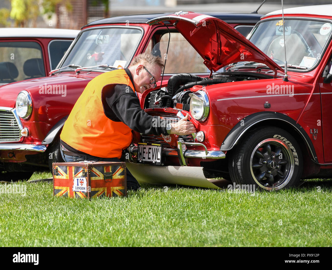 Wellington New Zealand 20th Oct 2018 A Mechanist Inspects A Bmw